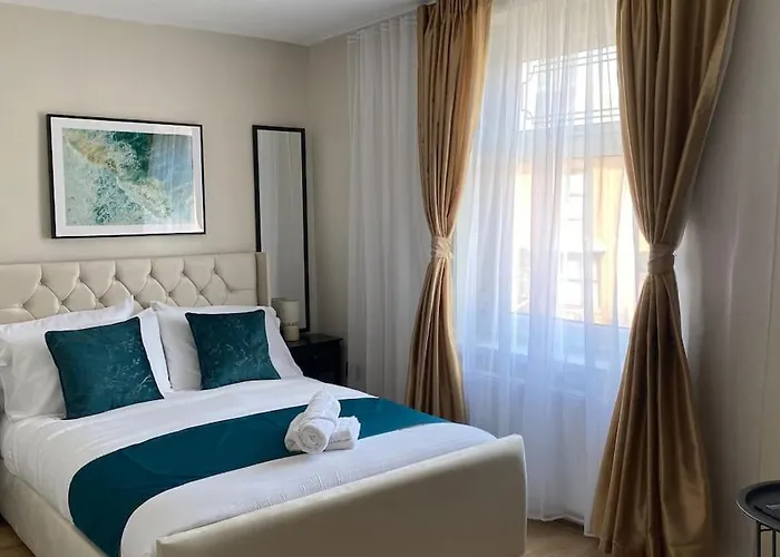 Luxe Entire 3 Bedroom Home, Perfect For Business, Contractor, Family Stays, Free Wifi & Netflix