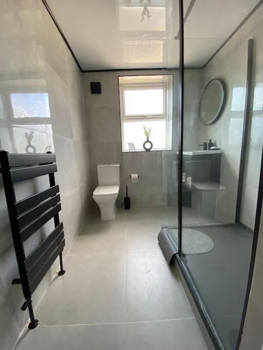 Luxe Entire 3 Bedroom Home, Perfect For Business, Contractor, Family Stays, Free Wifi & Netflix Holiday home *