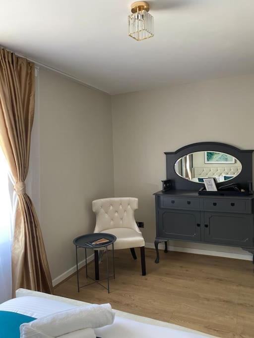 Luxe Entire 3 Bedroom Home, Perfect For Business, Contractor, Family Stays, Free Wifi & Netflix * Birmingham