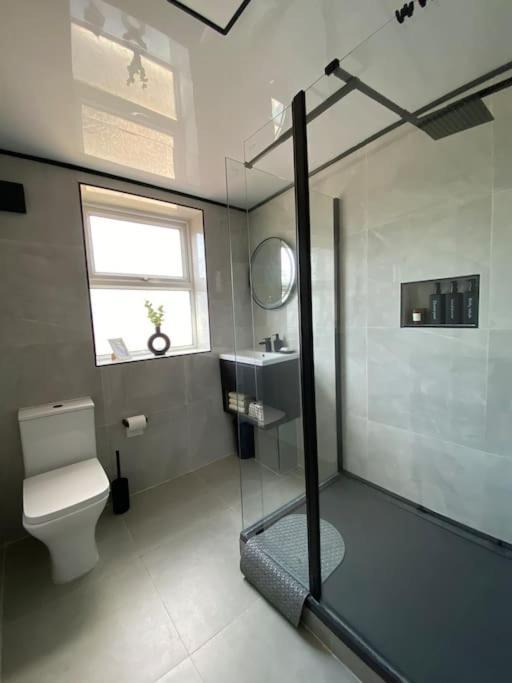 Luxe Entire 3 Bedroom Home, Perfect For Business, Contractor, Family Stays, Free Wifi & Netflix Holiday home Birmingham