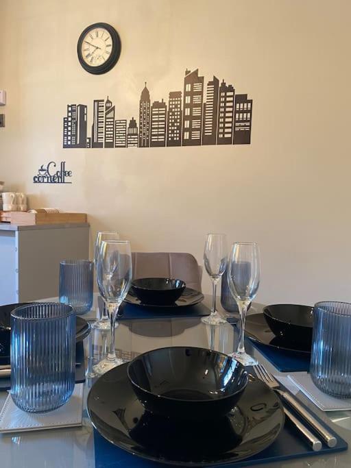 Luxe Entire 3 Bedroom Home, Perfect For Business, Contractor, Family Stays, Free Wifi & Netflix * Birmingham