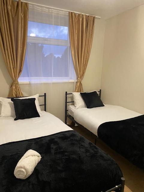 Luxe Entire 3 Bedroom Home, Perfect For Business, Contractor, Family Stays, Free Wifi & Netflix * Birmingham